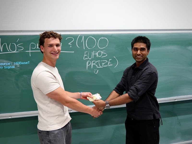 The winner receiving the €100 pitch prize at Kickoff